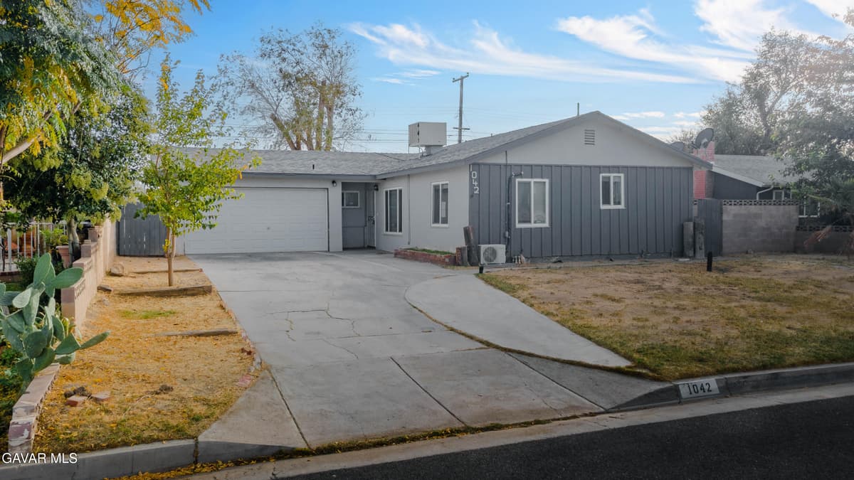 1042 West Avenue J10