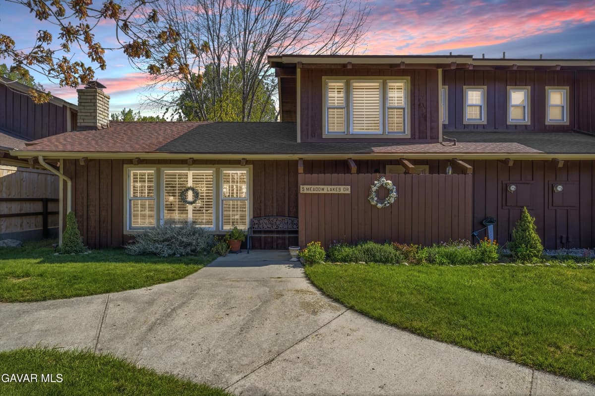 5 Meadow Lakes Drive