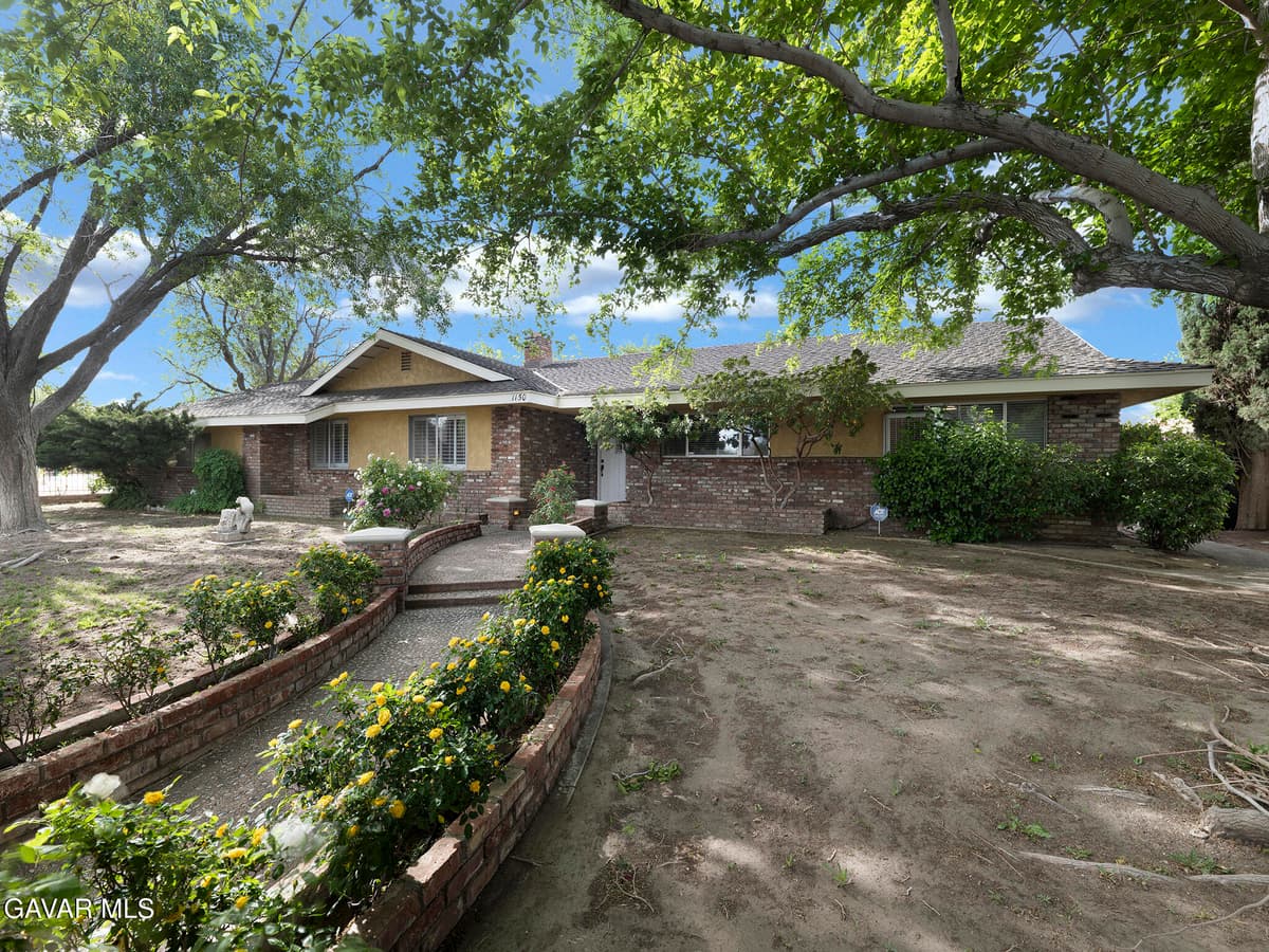 1150 E Lancaster Boulevard