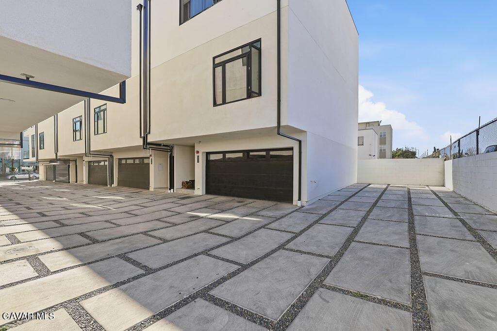 6511 N Contour Lane