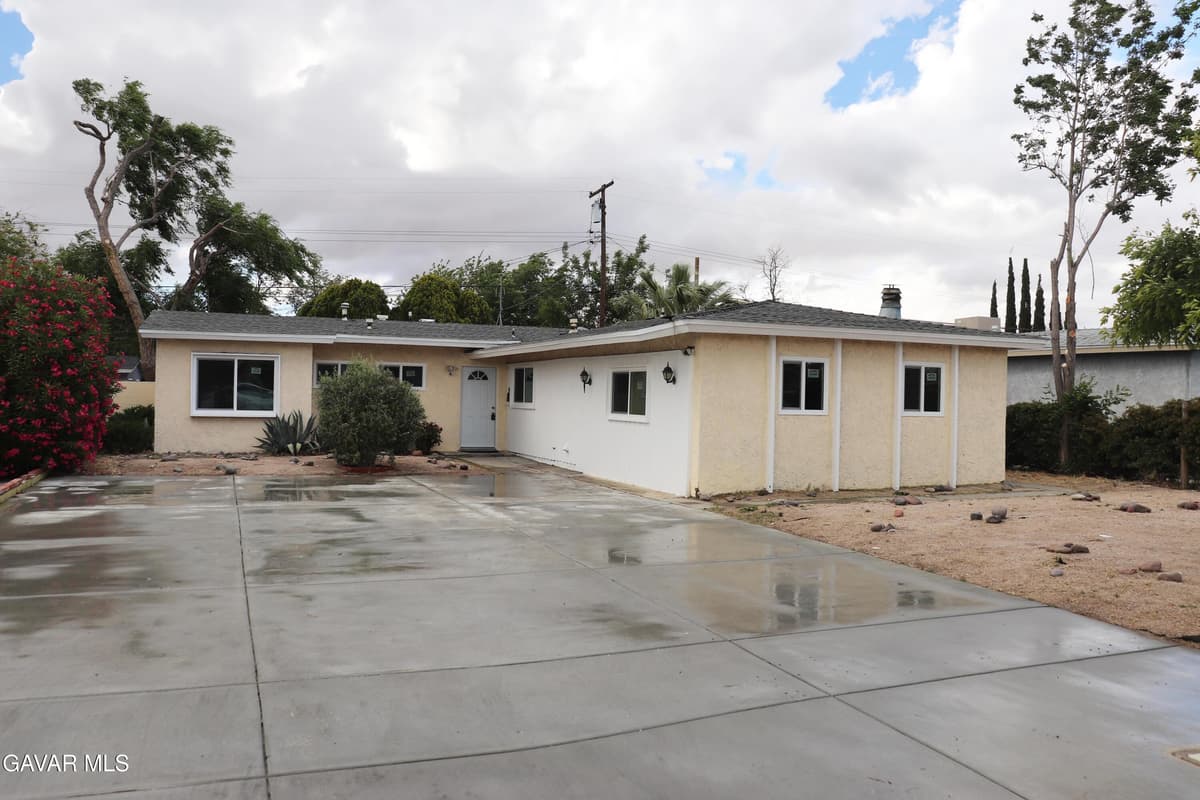 1133 W Avenue J15