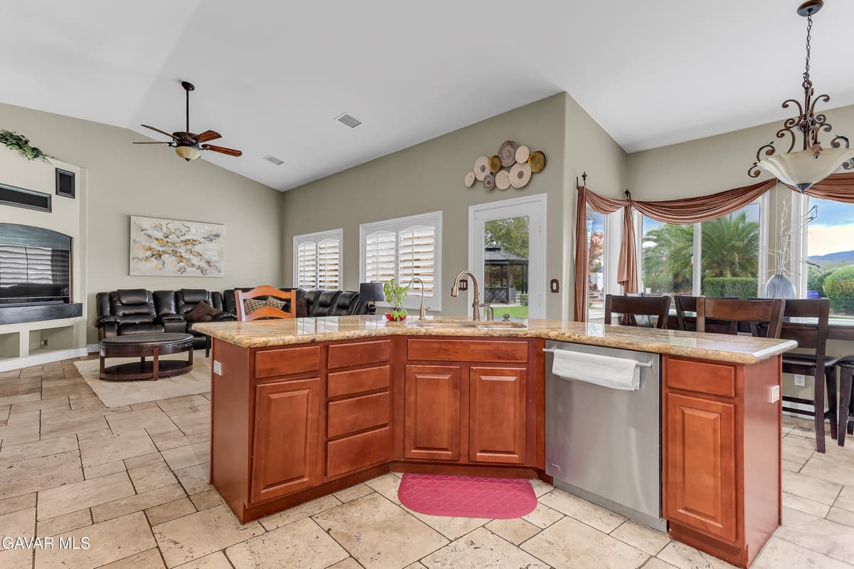 4534 W Columbia Way — photo 7