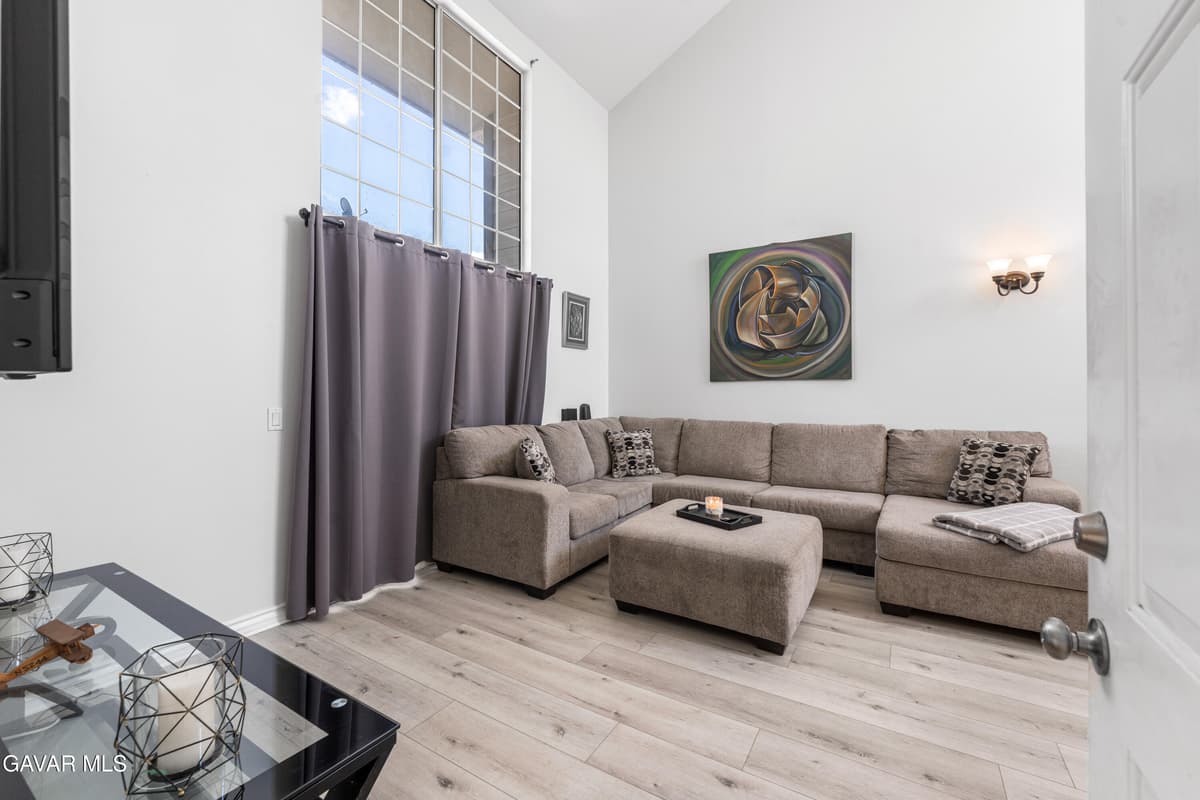 11150 E Glenoaks Blvd — photo 2