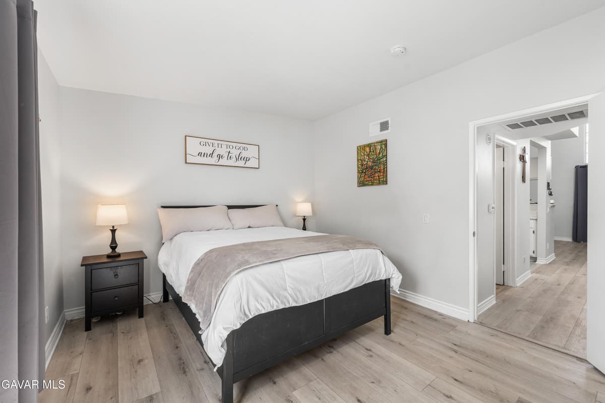 11150 E Glenoaks Blvd — photo 8