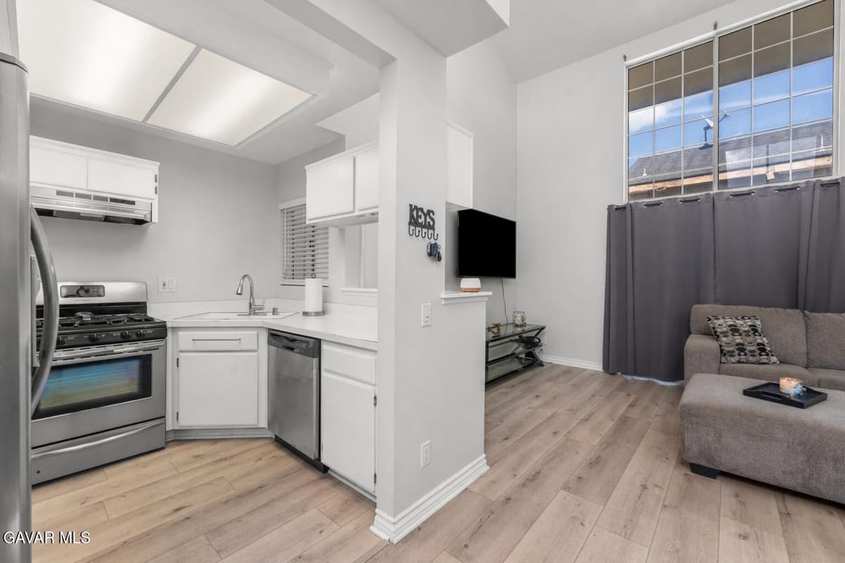 11150 E Glenoaks Blvd — photo 4