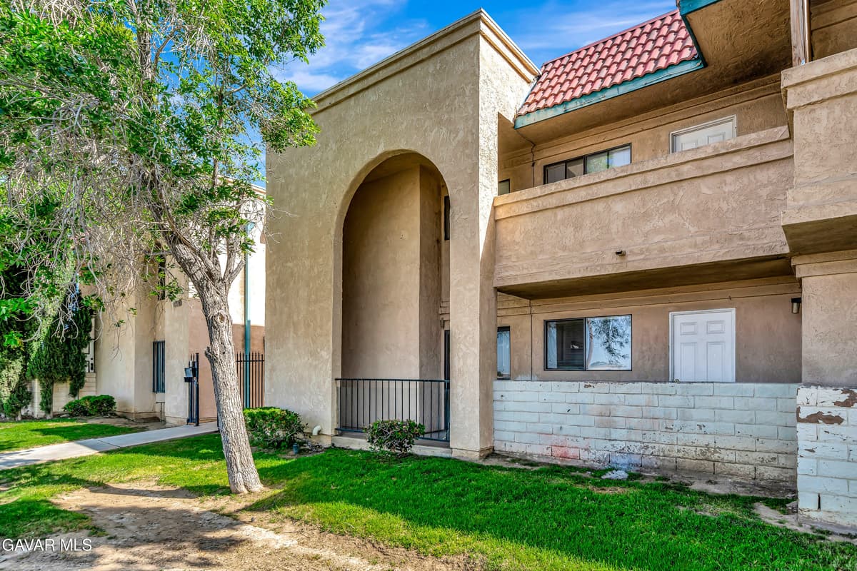 1218 E Avenue Q