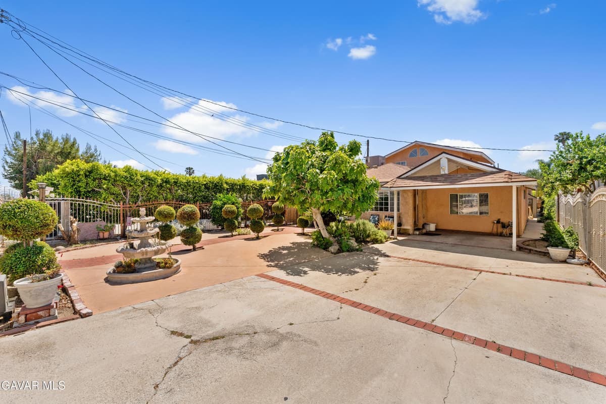 13007 Glenoaks Boulevard — photo 2