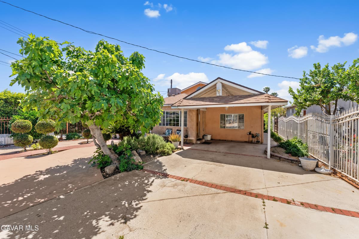 13007 Glenoaks Boulevard — photo 3