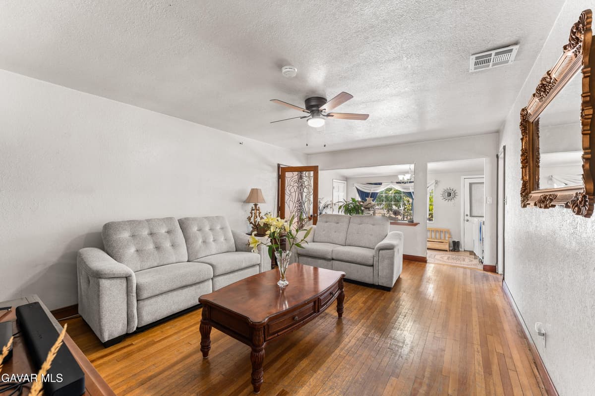 13007 Glenoaks Boulevard — photo 7