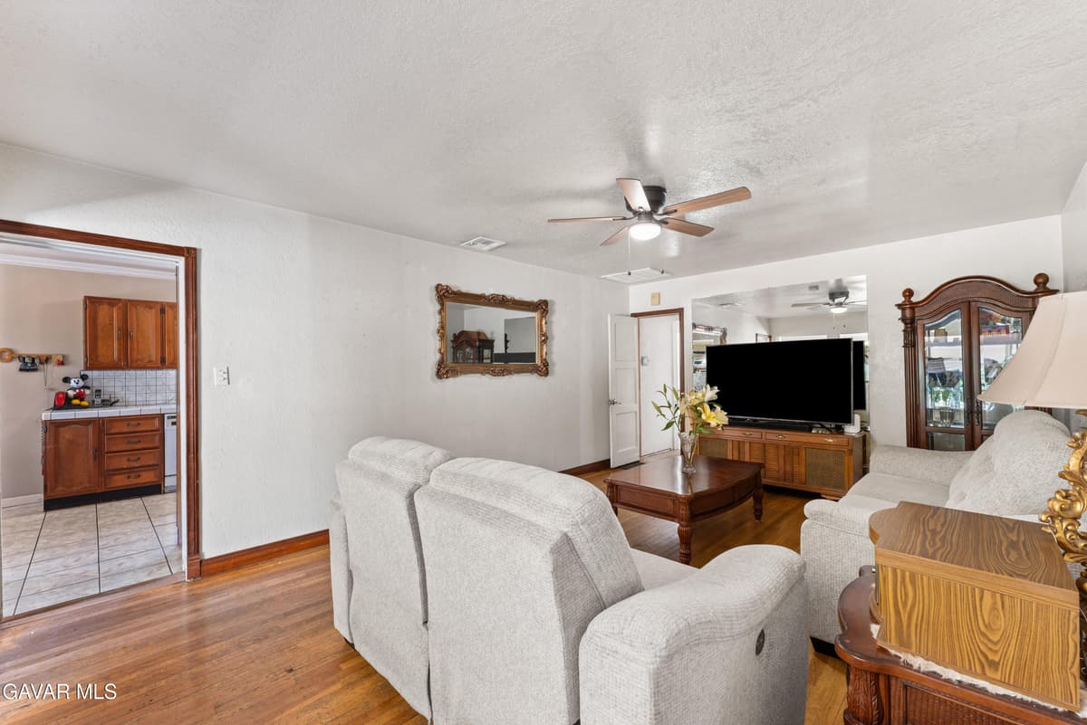 13007 Glenoaks Boulevard — photo 8
