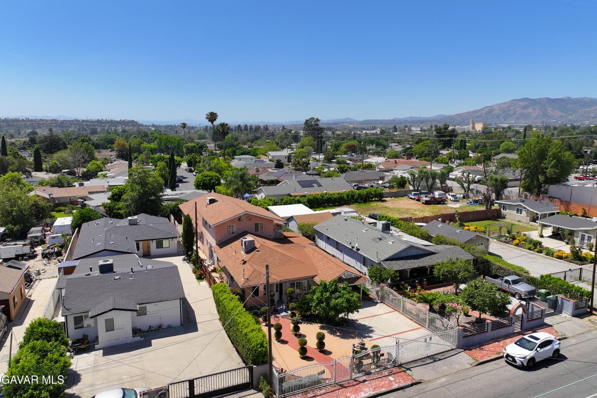 13007 Glenoaks Boulevard — photo 5
