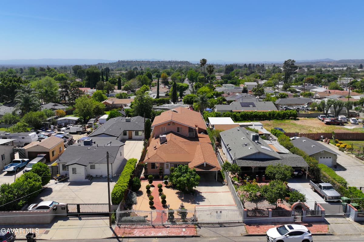 13007 Glenoaks Boulevard — photo 4
