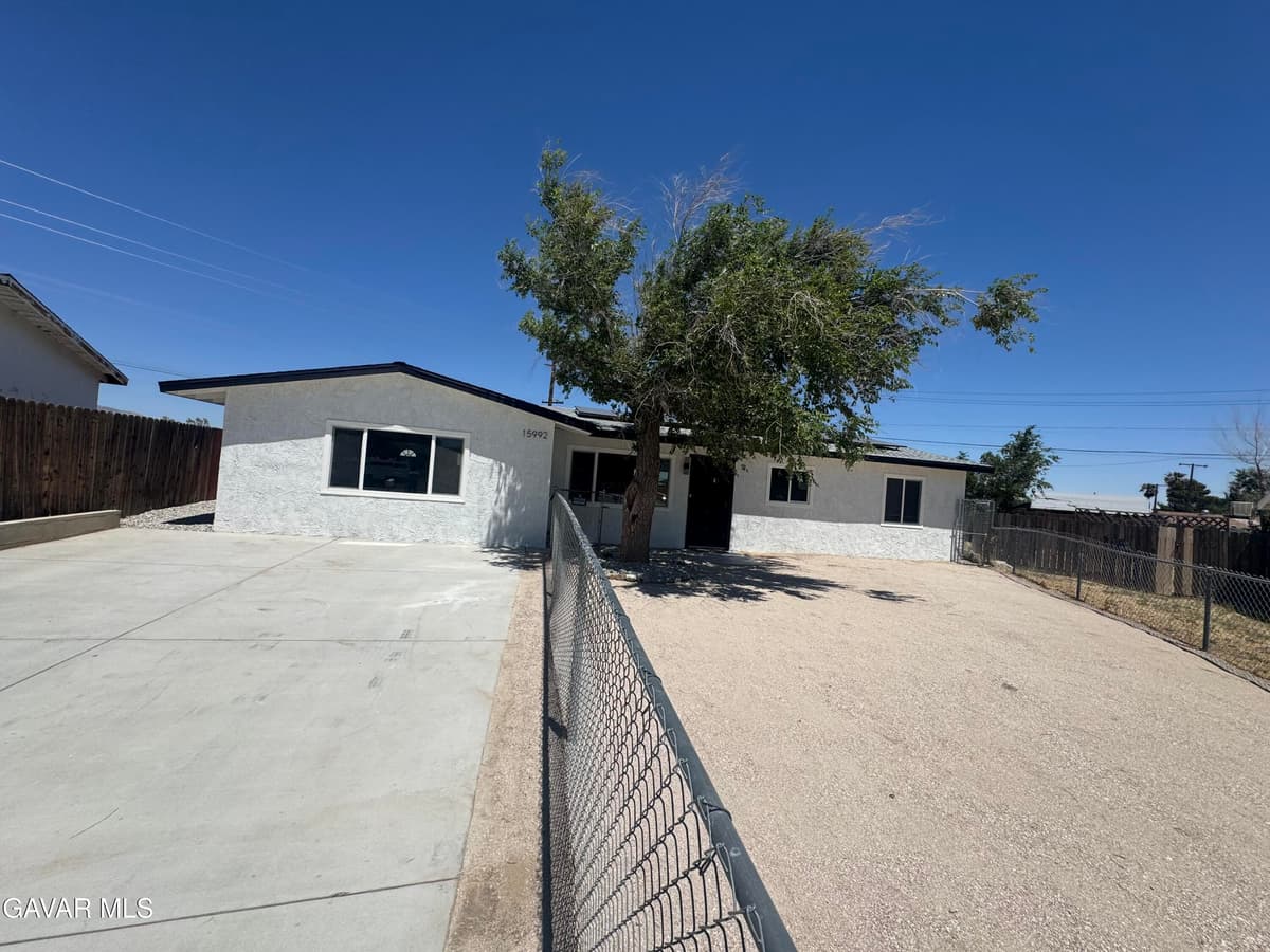 15992 Lawrence Drive — photo 2