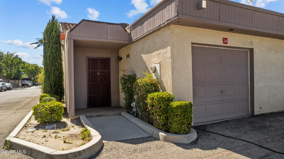 43334 W 32nd Street — photo 2