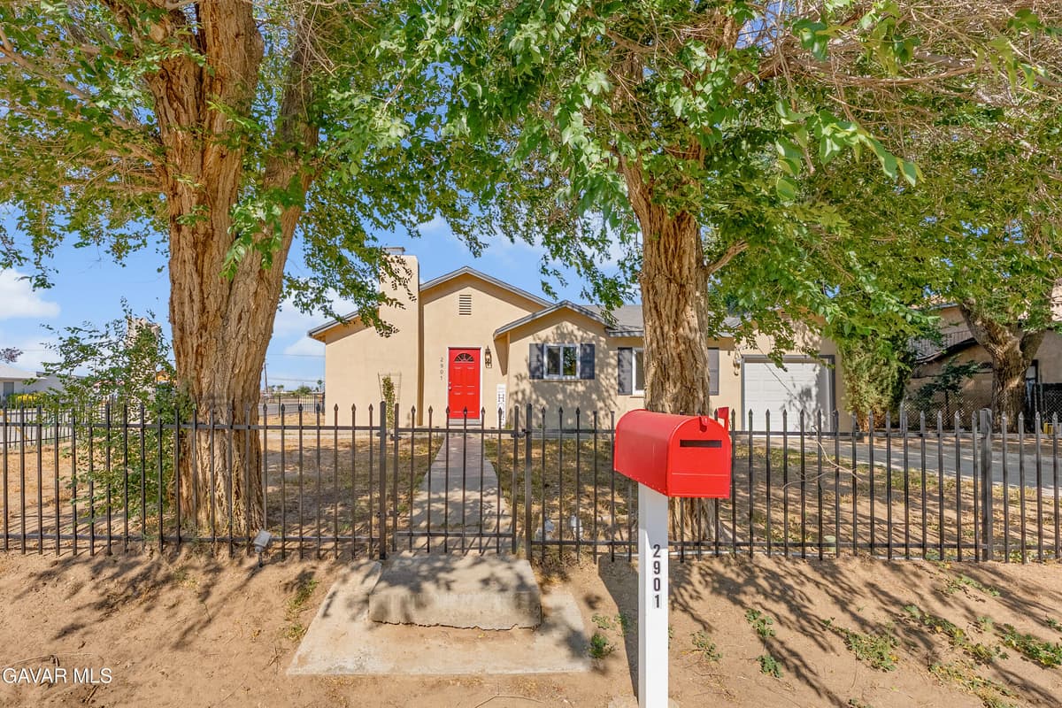 2901 Desert Street — photo 2