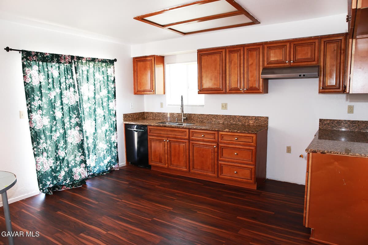 567 E Avenue J9 — photo 5