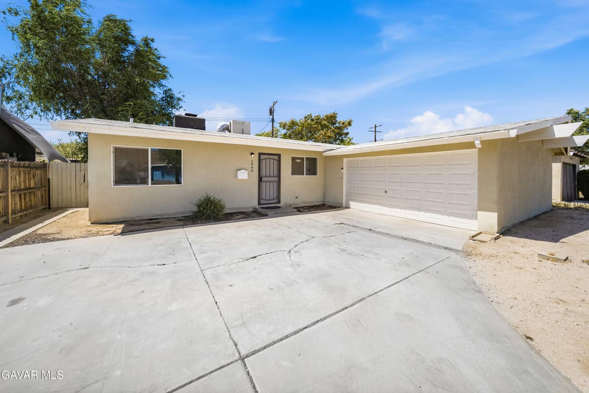 1040 W Avenue H 1