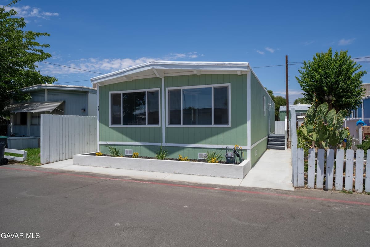 3157 E Avenue I