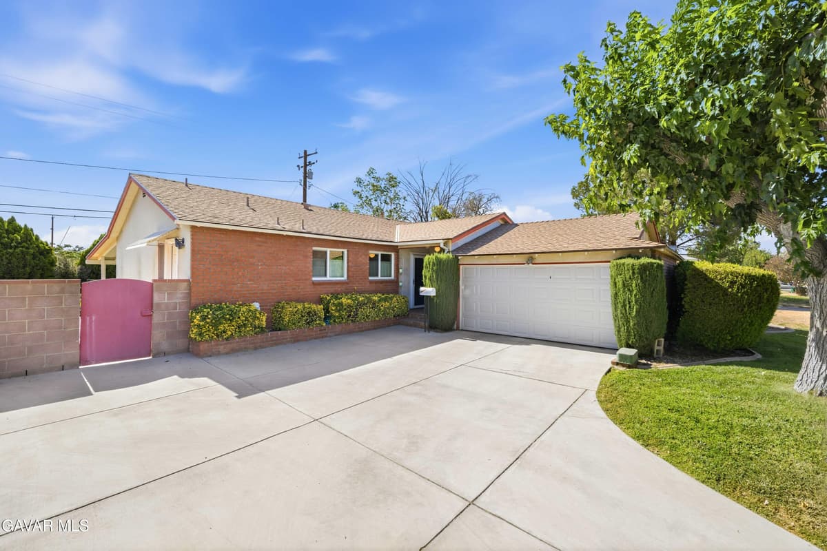44421 Lowtree Avenue