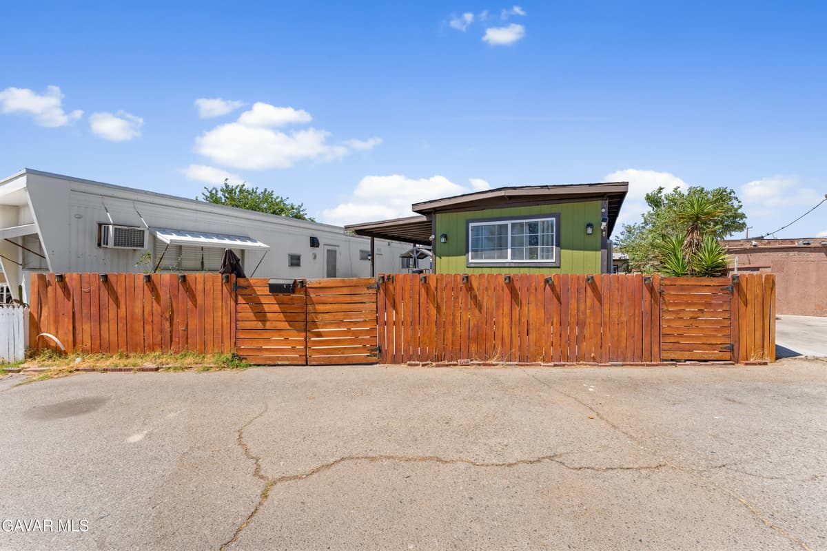723 W Avenue I