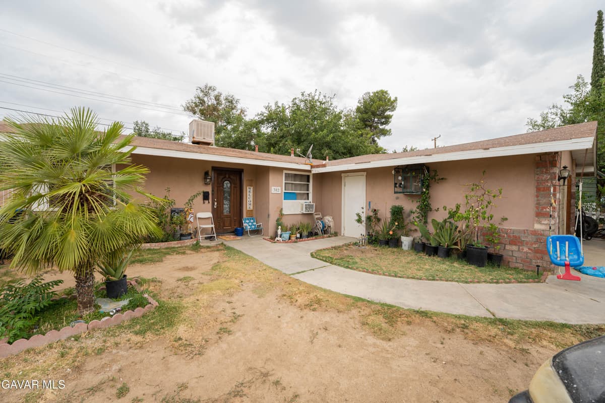 302 E Ave R 11