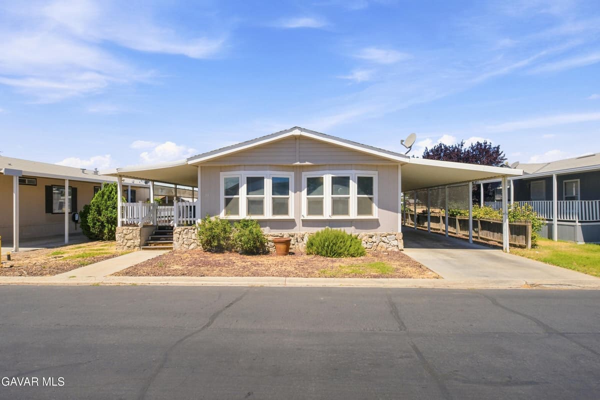 2121 E Avenue I