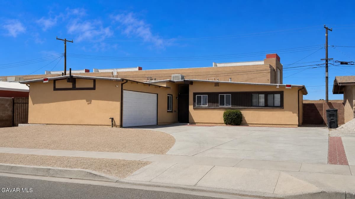 1023 W Avenue H1