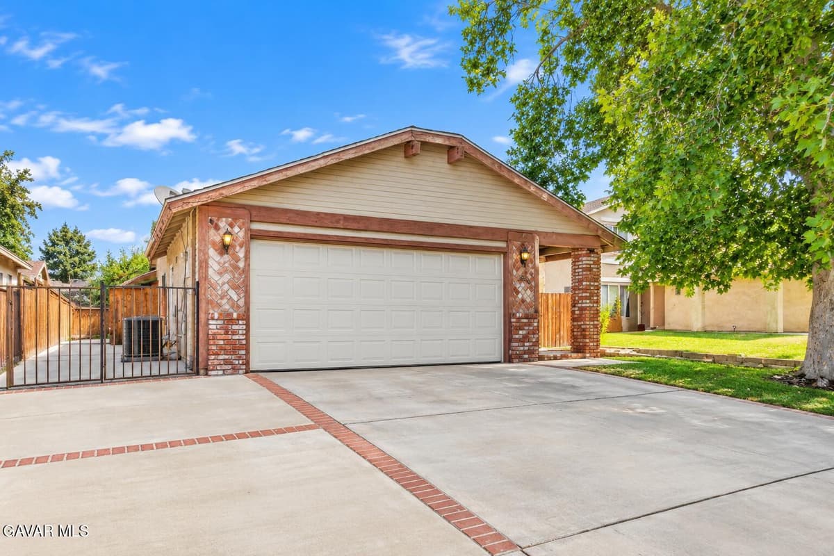 2533 Topaz Lane