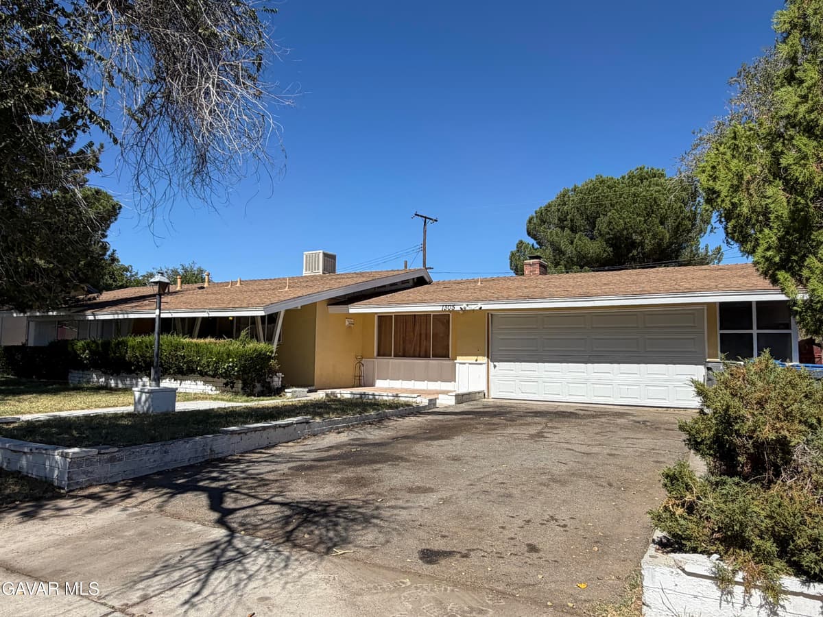1305 E Avenue J3