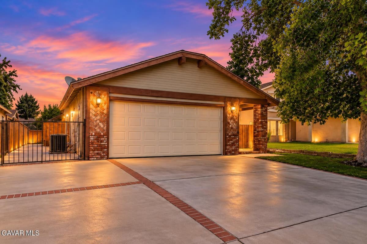 2533 Topaz Lane