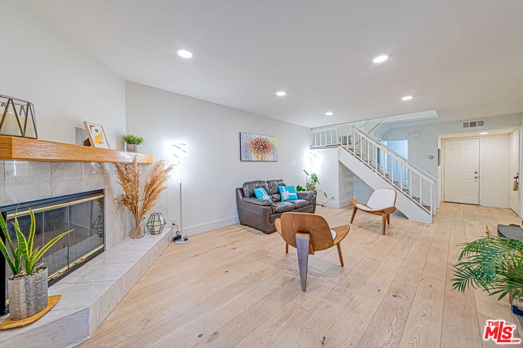 19133 Index Street 6