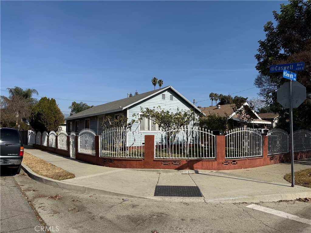 903 E 7th Street
