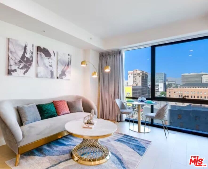 400 S Broadway 502