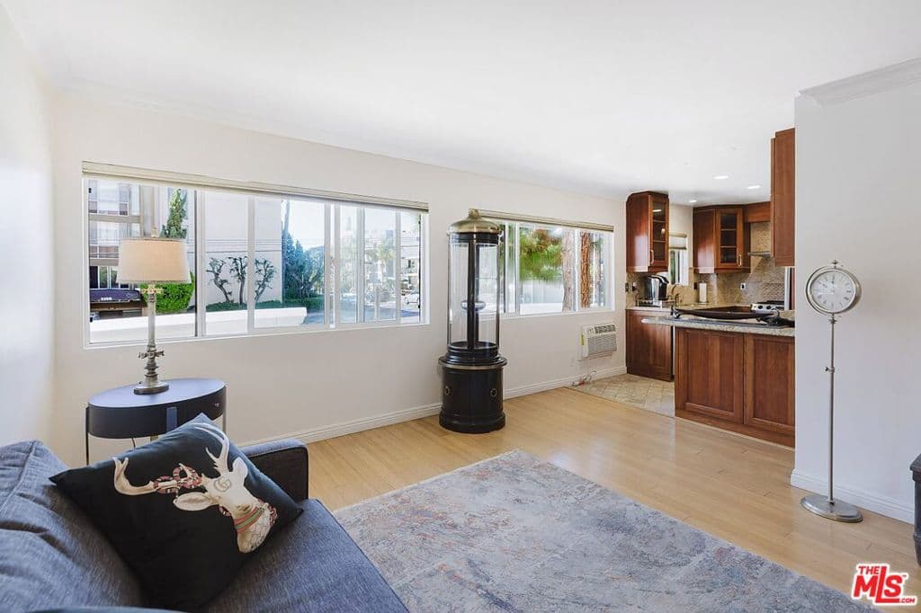 1154 S Barrington Avenue 101