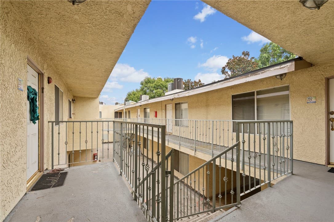 7035 Woodley 205