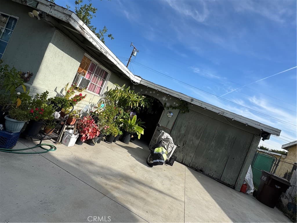 562 S Backton Ave