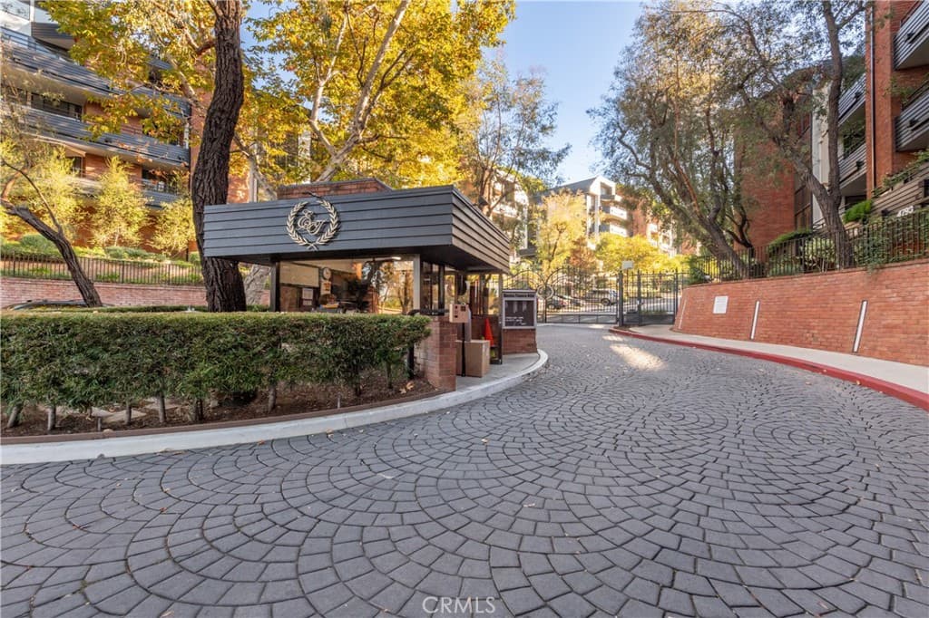 4774 Park Encino 206