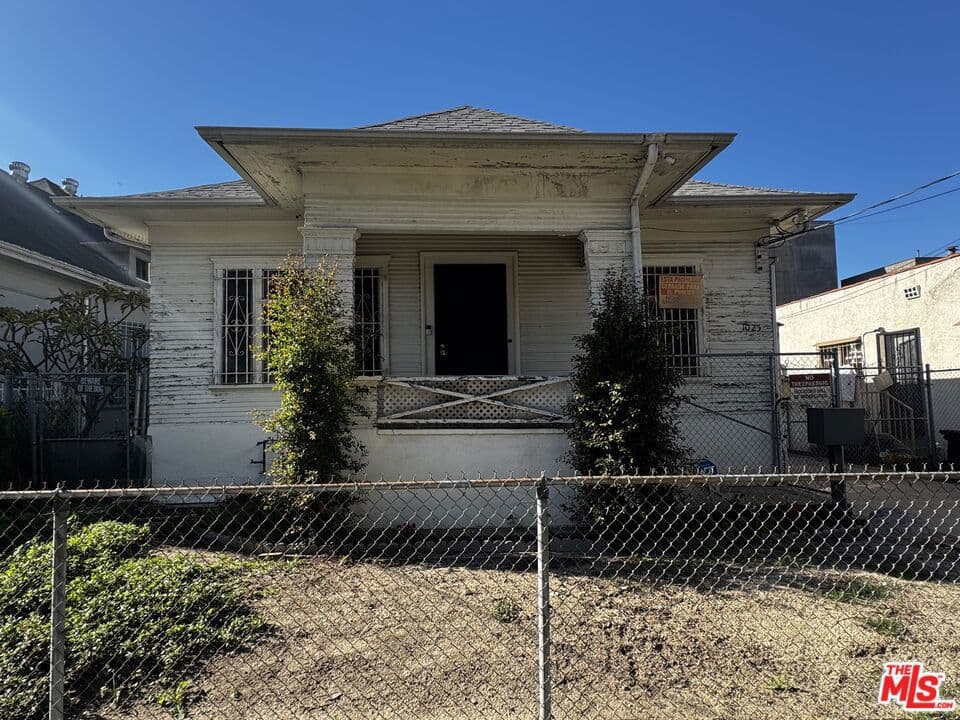 1025 S Kenmore Avenue