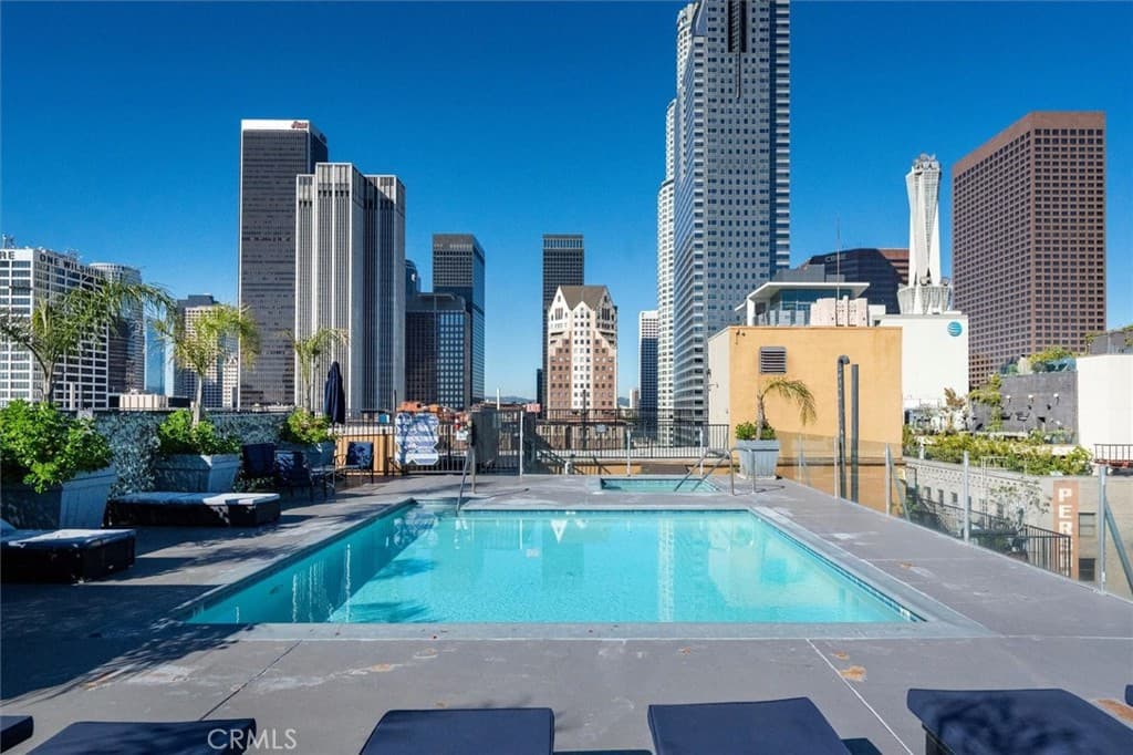 312 W 5th 907