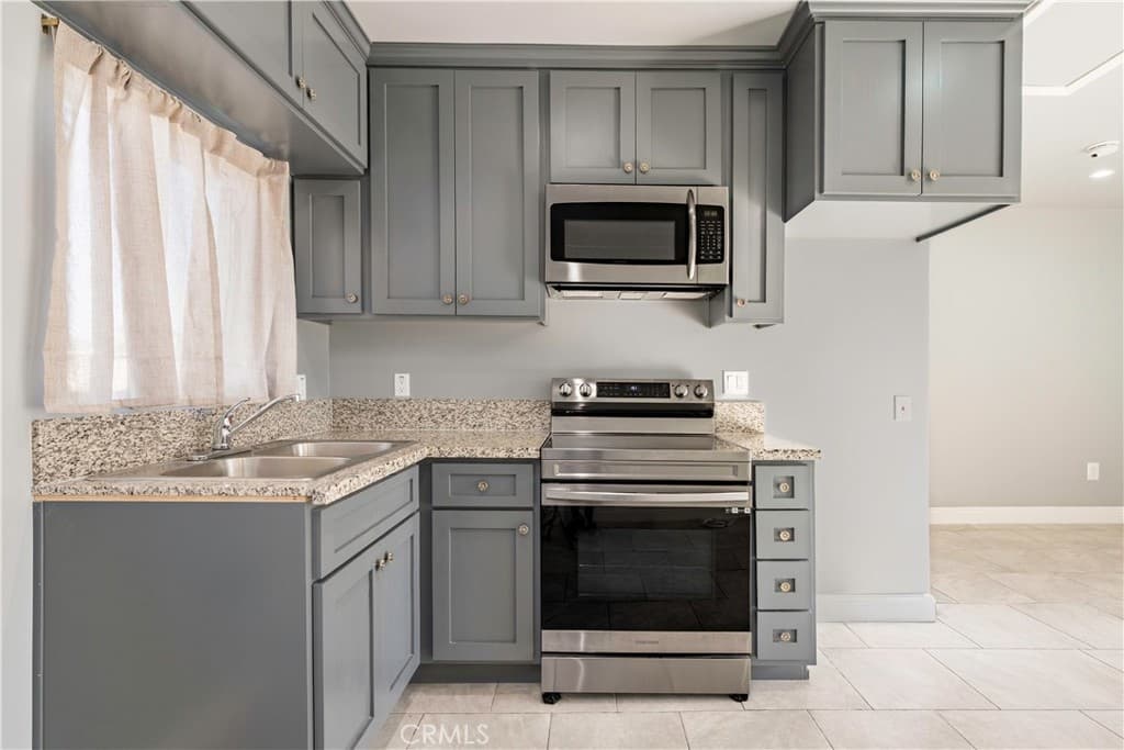 1520 W 215th
