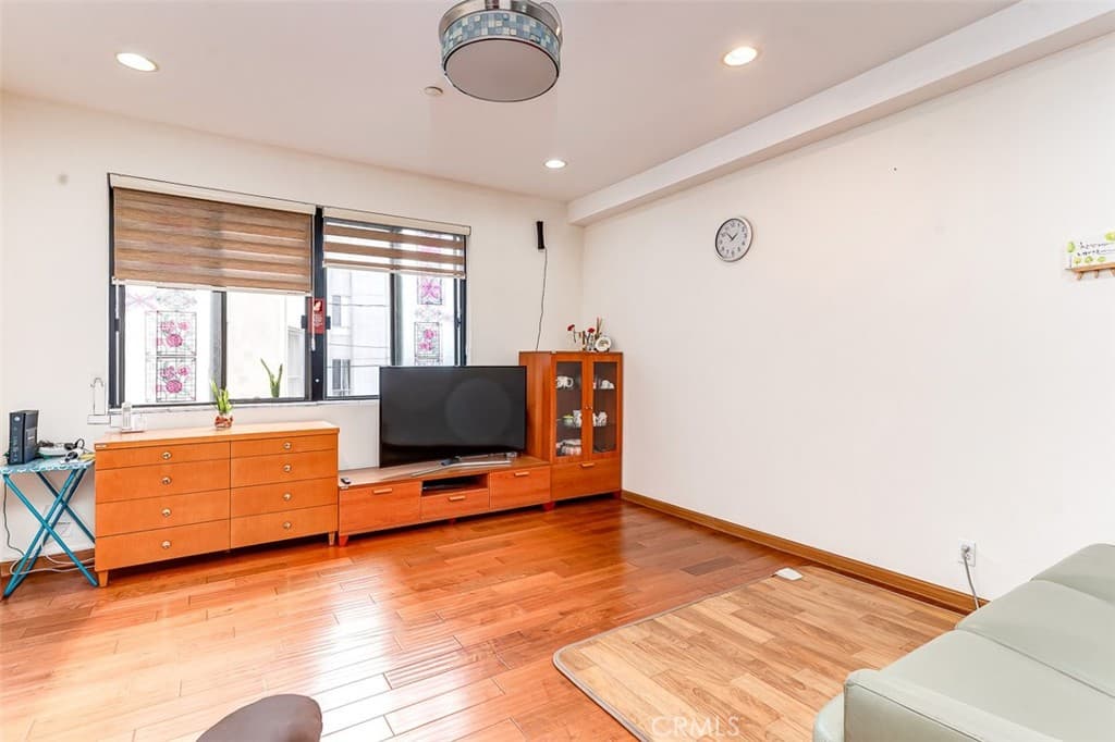 533 S St Andrews Place 104