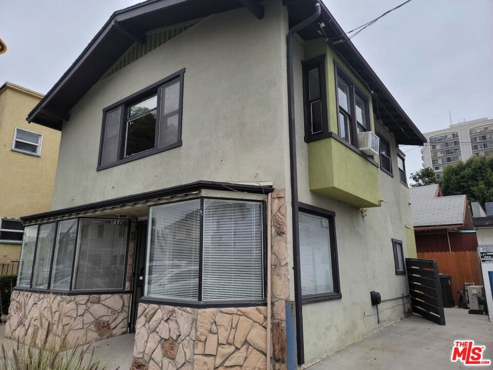 702 CEDAR Avenue