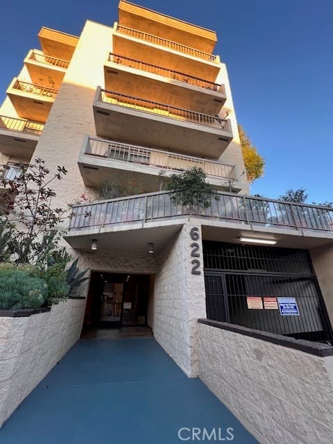 622 S Barrington 302
