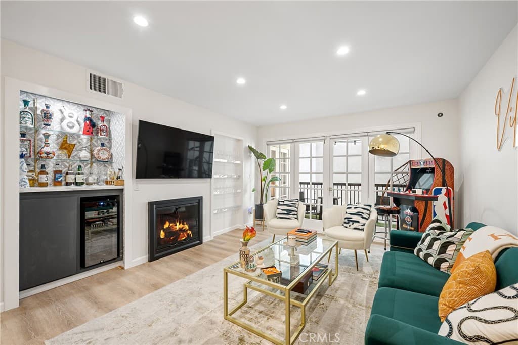 906 N Doheny Drive 318
