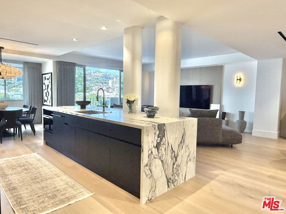 818 N Doheny Drive 901