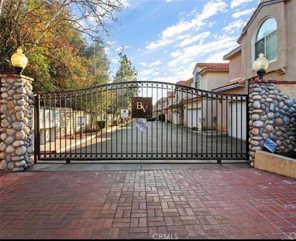 13775 Glenoaks 8