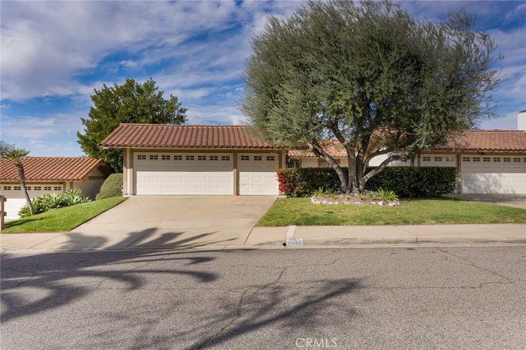8052 Valle Vista