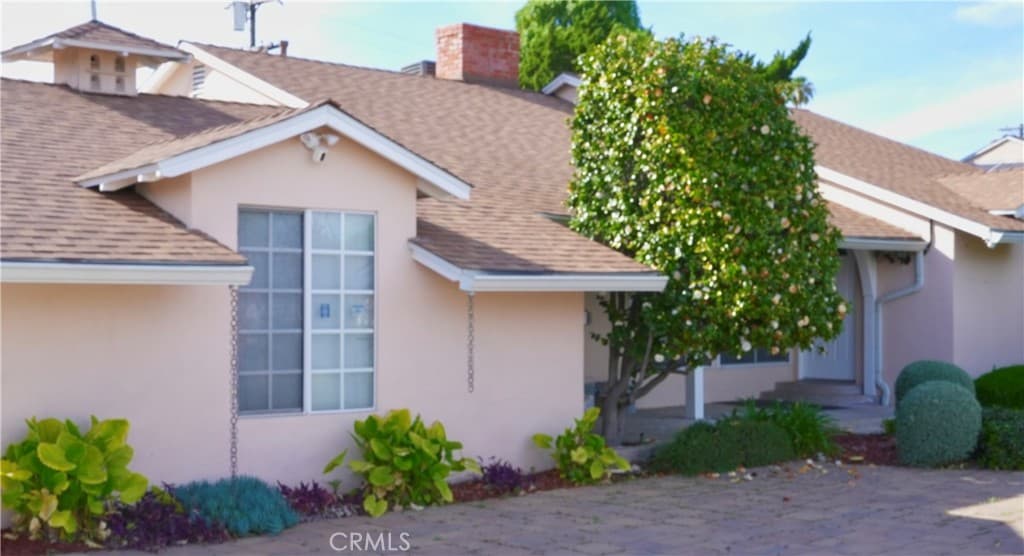 5517 Woodman Ave.