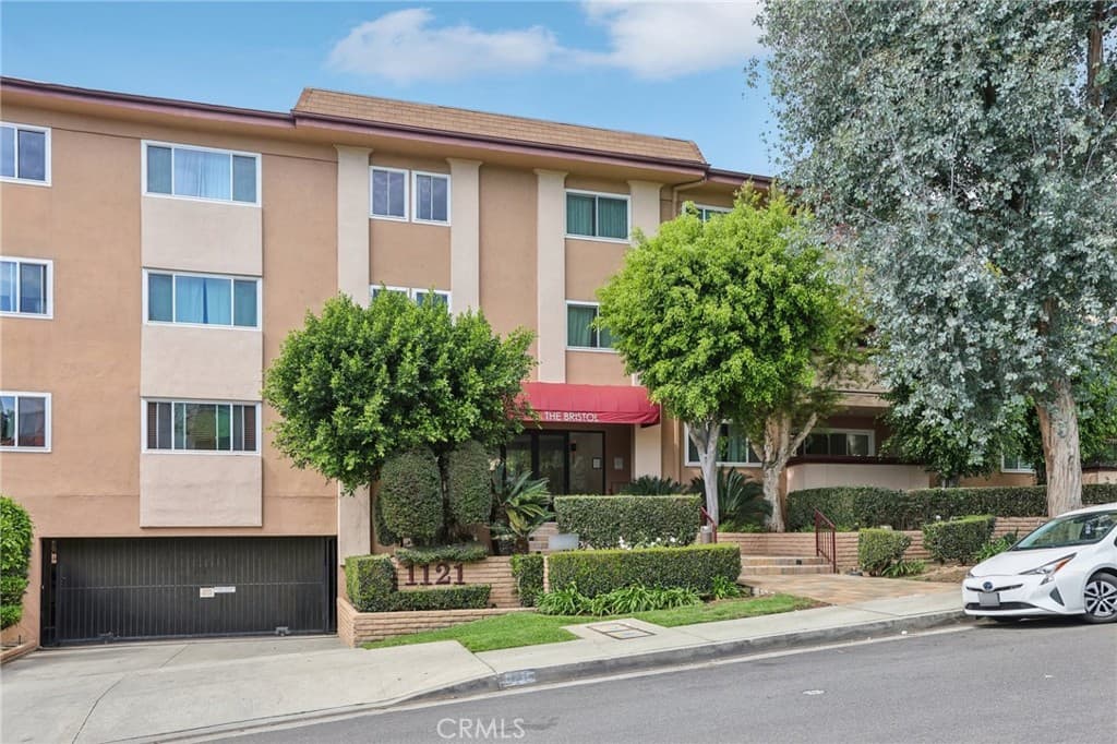 1121 N Olive Drive 211