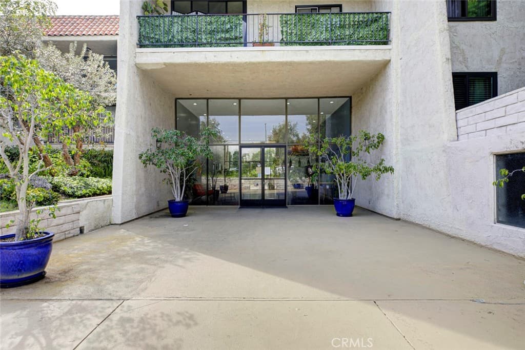 1401 Valley View 206